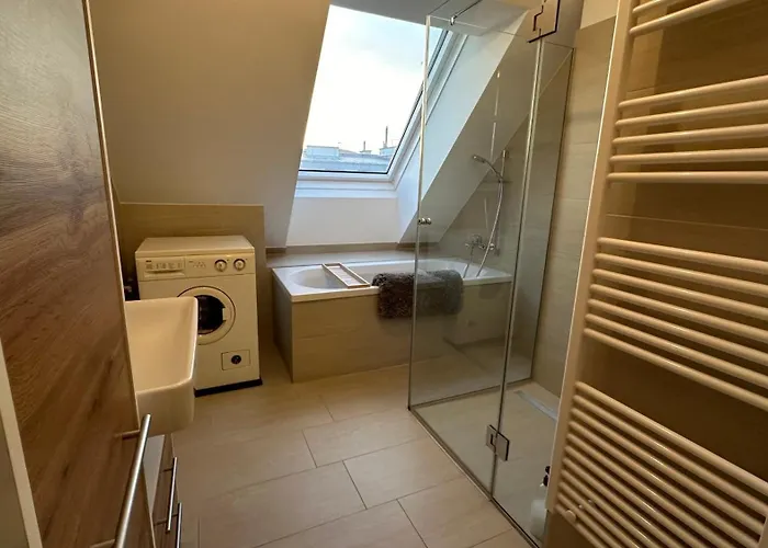 Wiener Schloss Wilhelminen 360° Views Apartment